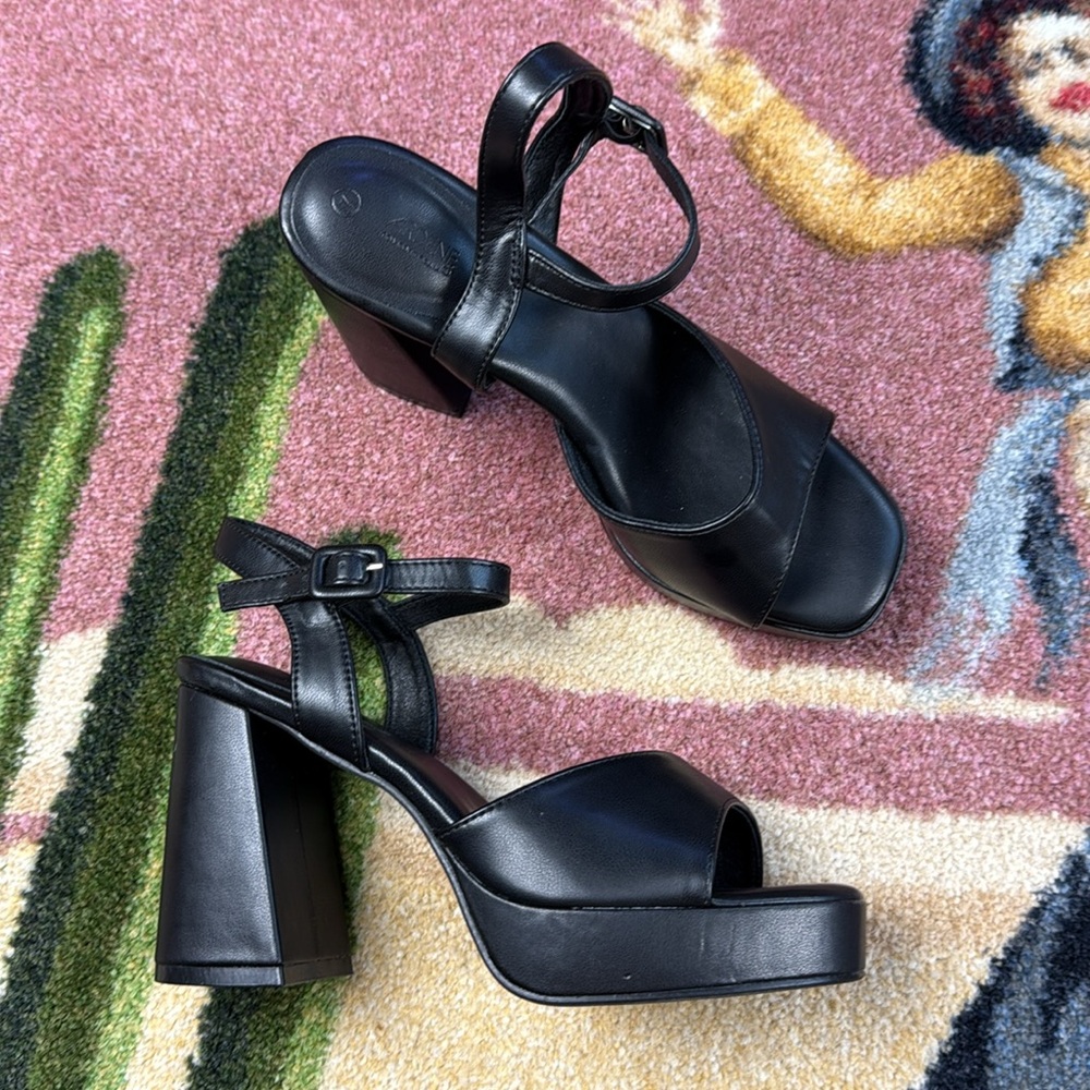BLACK HEELS ARDENE NEVER WORN 7